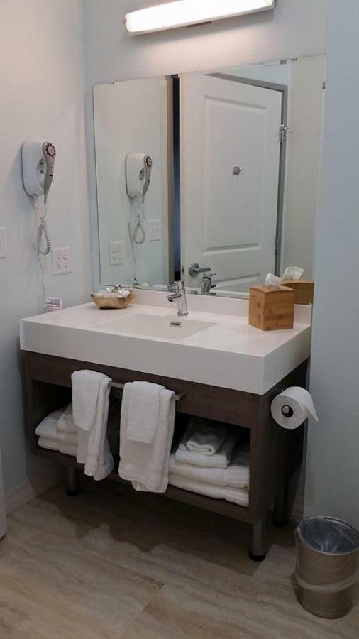 Lakes Inn At Dunvilla מראה חיצוני תמונה